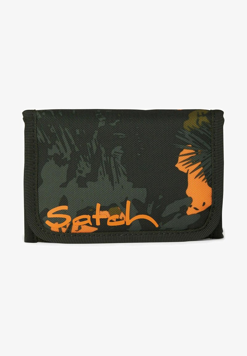 Grünes Camouflage-Geldbeutel aus strapazierfähigem Stoff, mit einem orangen "Satch"-Logo und detaillierten dunklen Musterakzenten. Klappbares Design.