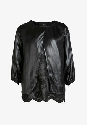 Bluză din piele neagră cu mâneci trei sferturi, cu o deschidere ușor deschisă în față și un model floral brodat dedesubt. Textură netedă.