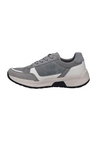 Scarpe sportive grigie realizzate con una combinazione di materiali in rete e scamosciato, con accenti bianchi e grigi chiari, e una suola in gomma nera.