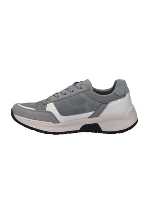 Baskets de sport grises en mélange de matière en mesh et en daim, avec des accents blancs et gris clair, et une semelle en caoutchouc noir.
