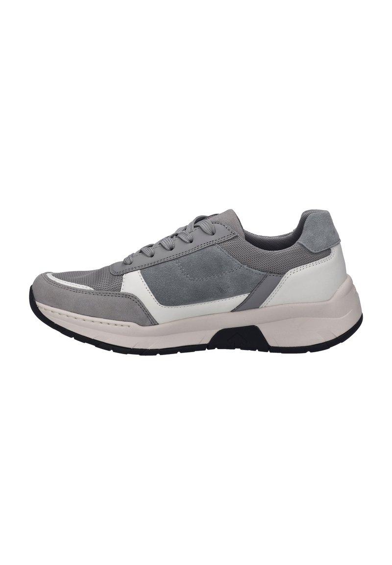 Scarpe sportive grigie realizzate con una combinazione di materiali in rete e scamosciato, con accenti bianchi e grigi chiari, e una suola in gomma nera.