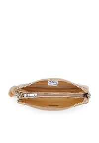 Beige lynlås tegnebog med en tekstureret overflade, der har to rum indeni. Inkluderer en nøglekædefastgørelse og en lille dekorativ pom-pom detalje.