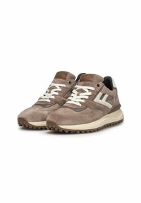 Braune Wildledersneaker mit weißen Schnürsenkeln, cremefarbenen Akzenten und strukturierten Gummisohlen. Mit einem grauen Seitenlogo und einer kontrastierenden braunen Fersenschlaufe.