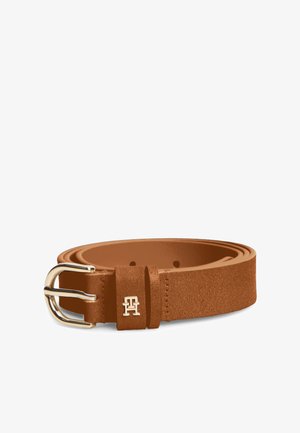 Rullitud pruun nahkvöö hõbedase pandla ja väikese kuldse logoga vöölingi küljes valgel taustal.