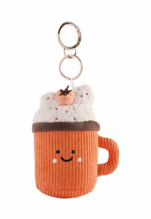 Kleiner, plüschiger oranger Schlüsselanhänger in Form einer Tasse mit einem lächelnden Gesicht, weißem Schaum oben und einem kleinen dekorativen Kürbis oben drauf.