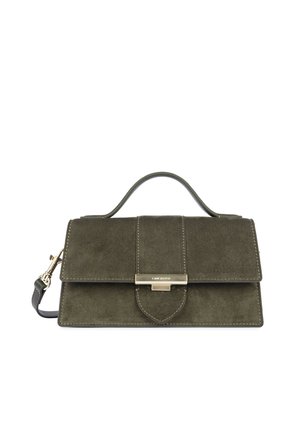 Sac à main rectangulaire en daim marron olive foncé avec poignée supérieure, fermoir doré et bandoulière amovible, détails cousus sur le rabat avant.