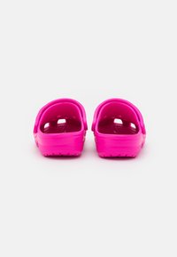 Crocs CLASSIC - Muiltjes - juice