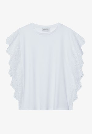 Balta kokvilnas T-kreklā ar viļņotiem acs mežģīņu piedurknēm. Apaļš kakls un brīvs piegriezums. Gluda tekstūra ar sarežģītu izšuvumu uz piedurknēm.