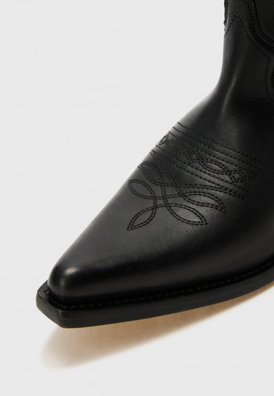 MM6 Maison Margiela Klasiski puszābaki - black