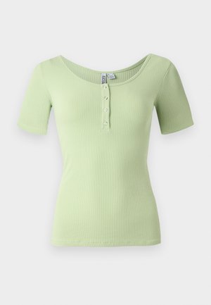 Hele roheline ribaga t-särk, millel on ümar kaelus, lühikesed varrukad ja neli nööpaukku ees. Pehme ja keha lähedale istuv kangas.