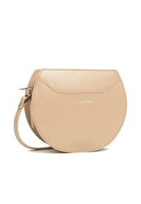 Beige ronde leren crossbody tas met een gladde textuur, minimale stiksels en een subtiel geperst logo. Inclusief een verstelbare schouderband.