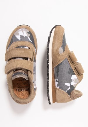 Zapatillas de ante marrón y tela de camuflaje gris con correas de velcro, detalles laterales texturizados y suelas de goma salpicadas. Borde de la suela en blanco intenso.