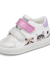 Sneaker bianco con punta in argento e design animale in rilievo; presenta cinturini in glitter rosa e argento; suola piatta per il comfort.
