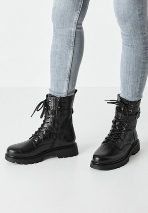 Tamaris Aulinukai su platforma - black croco