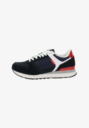 Sneaker da uomo in blu navy con materiali in suede e mesh, dettagli bianchi e tallone rosso. Presenta una suola in gomma texturizzata e chiusura con lacci.