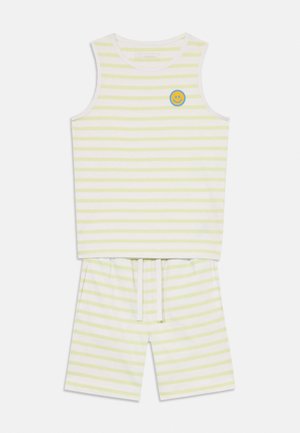 Set format din top fără mâneci și pantaloni scurți cu dungi orizontale galbene deschis și o mică față zâmbitoare albastră pe piept.