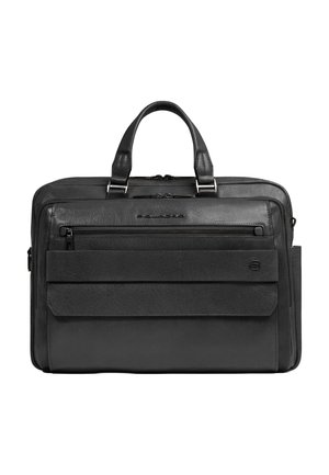 Valigetta nera in pelle con doppi manici, molteplici scomparti con cerniera e una tasca anteriore con patta, progettata per uso professionale.