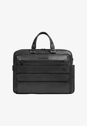 Maletín negro de cuero con asas dobles, múltiples compartimentos con cremallera y un bolsillo frontal con solapa, diseñado para uso profesional.