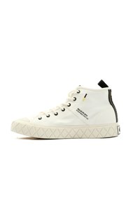 Sneakers alta in canvas crema, con occhielli neri, striscia sul tallone a contrasto, suola in gomma testurizzata e dettagli stampati sul lato.
