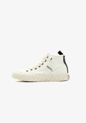 Sneakers alta in canvas crema, con occhielli neri, striscia sul tallone a contrasto, suola in gomma testurizzata e dettagli stampati sul lato.