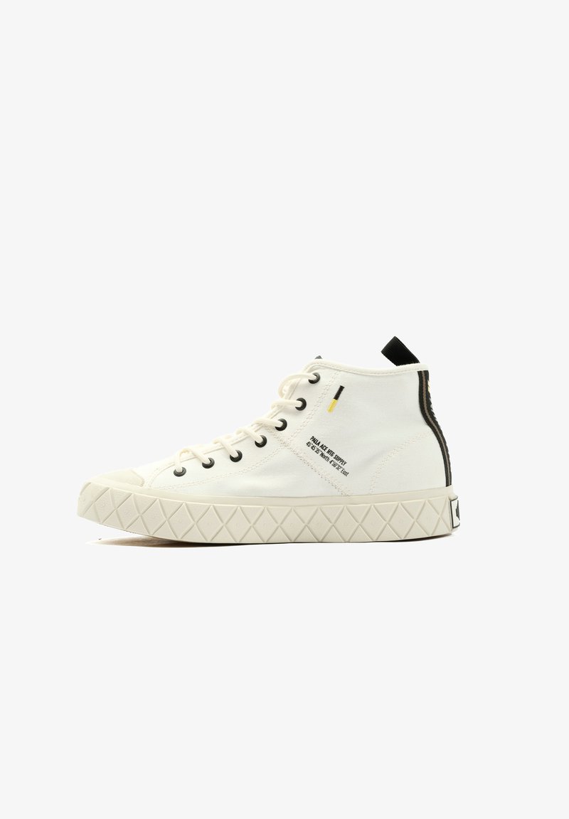 Vysoké tenisky vyrobené z krémové plátěné látky, s černými očky, kontrastním páskem na patě, texturovanou gumovou podrážkou a potiskem na boku.