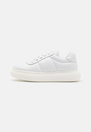 Weiße Leder-Sneaker mit glatter Textur, abgerundeter Spitze und dicker weißer Sohle. Verfügt über ein einfaches Schnürdesign und minimalistische Akzente.
