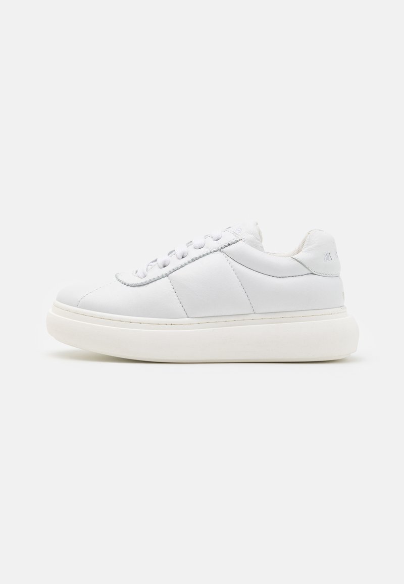 Weiße Leder-Sneaker mit glatter Textur, abgerundeter Spitze und dicker weißer Sohle. Verfügt über ein einfaches Schnürdesign und minimalistische Akzente.
