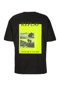 T-shirt in cotone nero con una grande grafica neon gialla, fotografie in bianco e nero e testo che legge "REPLAY" e "LEAVE'EM IN THE DUST."