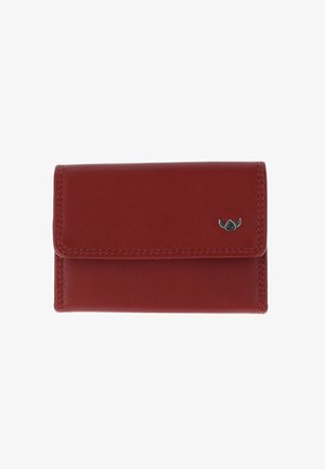 Portefeuille compact en cuir rouge avec bords cousus et un petit emblème noir et argenté sur le rabat avant.