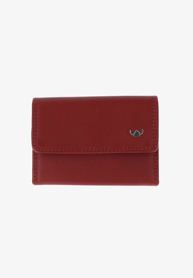 Portefeuille compact en cuir rouge avec bords cousus et un petit emblème noir et argenté sur le rabat avant.