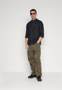 Lyle & Scott PLAIN SHIRT - Camisa - saddle