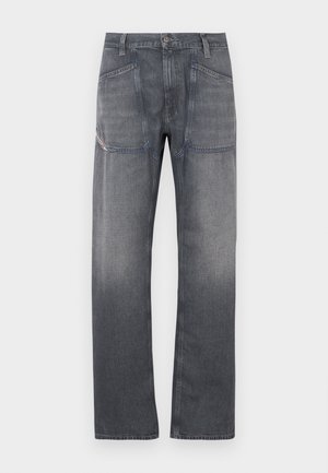 Grå denimjeans med rak benform. Har två framfickor med kontrastsöm och en midjeband med metallknapp som stängning.