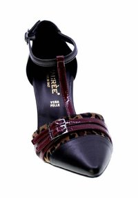 Scarpa nera in pelle con tacco alto, punta affusolata, fascia in stampa leopardata e cinturini borgogna con dettagli in fibbia argentata.