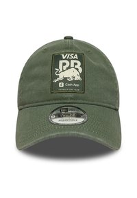 Khaki czapka z daszkiem wykonana z bawełny, z prostokątną naszywką z logo z tekstem i grafiką byka. Regulowany pasek z tyłu.