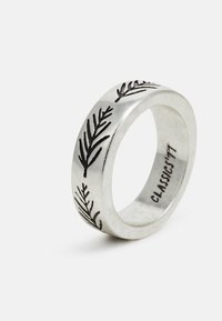 Anel de prata com padrão de folhas em relevo e acentos pretos. Forma de banda redonda, textura lisa e texto gravado no interior.