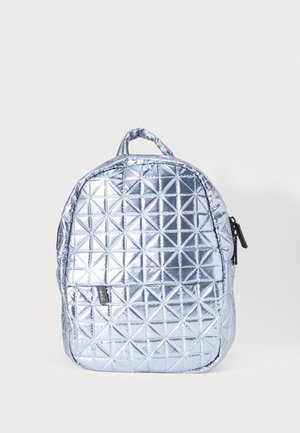 Pieni hopeanvärinen tikattu reppu, jossa geometrinen ompelu, etutasku, yläkahva ja sivuvetoketju.