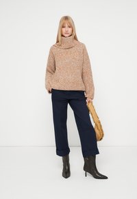 Selected Femme SLFCHICAGO SPLIT ROLL NECK - Džemperis - golden brown