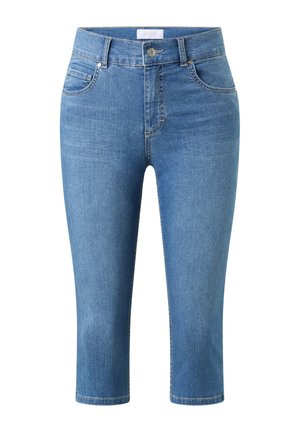 Jean en denim bleu clair coupé court avec bouton sur le devant, fermeture éclair, passants de ceinture et design à cinq poches.