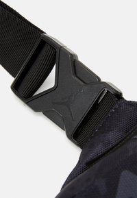 Jordan JAN AIRBORNE HIP UNISEX - Geantă crossbody - black