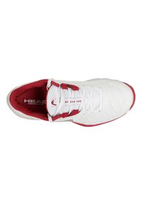 Zapatilla deportiva blanca con parte superior de malla, acentos rojos, collar acolchado y cierre con cordones. Presenta una etiqueta grabada del sistema de refrigeración.