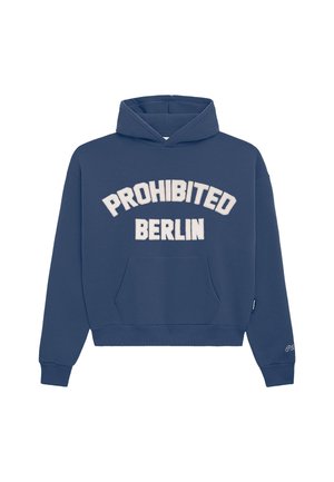 Granatowa bluza z kapturem z napisem "PROHIBITED BERLIN" w białym kolorze, kieszeń z przodu, regulowany kaptur na sznurki oraz ściągacze na mankietach i hemie.