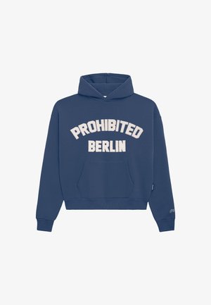 Granatowa bluza z kapturem z napisem "PROHIBITED BERLIN" w białym kolorze, kieszeń z przodu, regulowany kaptur na sznurki oraz ściągacze na mankietach i hemie.