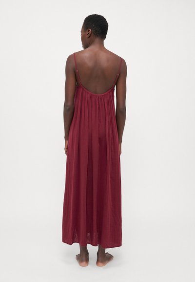 Lungo vestito color marrone bordeaux realizzato in tessuto leggero, con spalline sottili, schiena arricciata, design drappeggiato e silhouette a lunghezza pavimento.