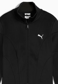 Crna jakna na patent s visokim ovratnikom i bijelim Puma logotipom na lijevoj strani prsâ, koja prikazuje elegantan, sportski dizajn.
