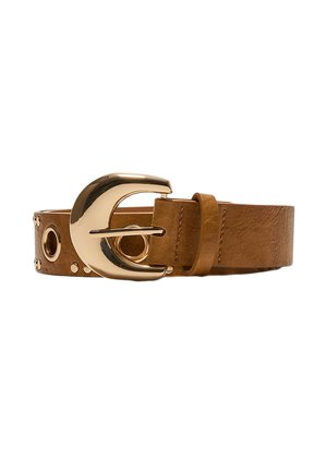 Ceinture en cuir marron avec une grande boucle dorée brillante et plusieurs œillets métalliques ronds le long de la lanière, présentée sur fond blanc.