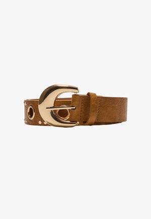 Ceinture en cuir marron avec une grande boucle dorée brillante et plusieurs œillets métalliques ronds le long de la lanière, présentée sur fond blanc.