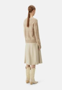 GOBI Cashmere MIT R-AUSSCHNITT UND GEMISCHTEM MUSTER - Pullover - beige