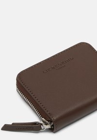 Brązowy skórzany portfel o teksturowanym wykończeniu, z zamknięciem na zamek błyskawiczny, srebrnymi akcesoriami i wytłoczonym logo z przodu.