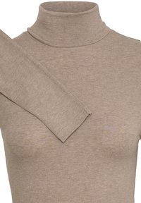 Beżowy sweter typu golf, wykonany z miękkiej dzianiny. Posiada dopasowany kołnierz oraz długie rękawy zasłaniające klatkę piersiową, gładka tekstura.
