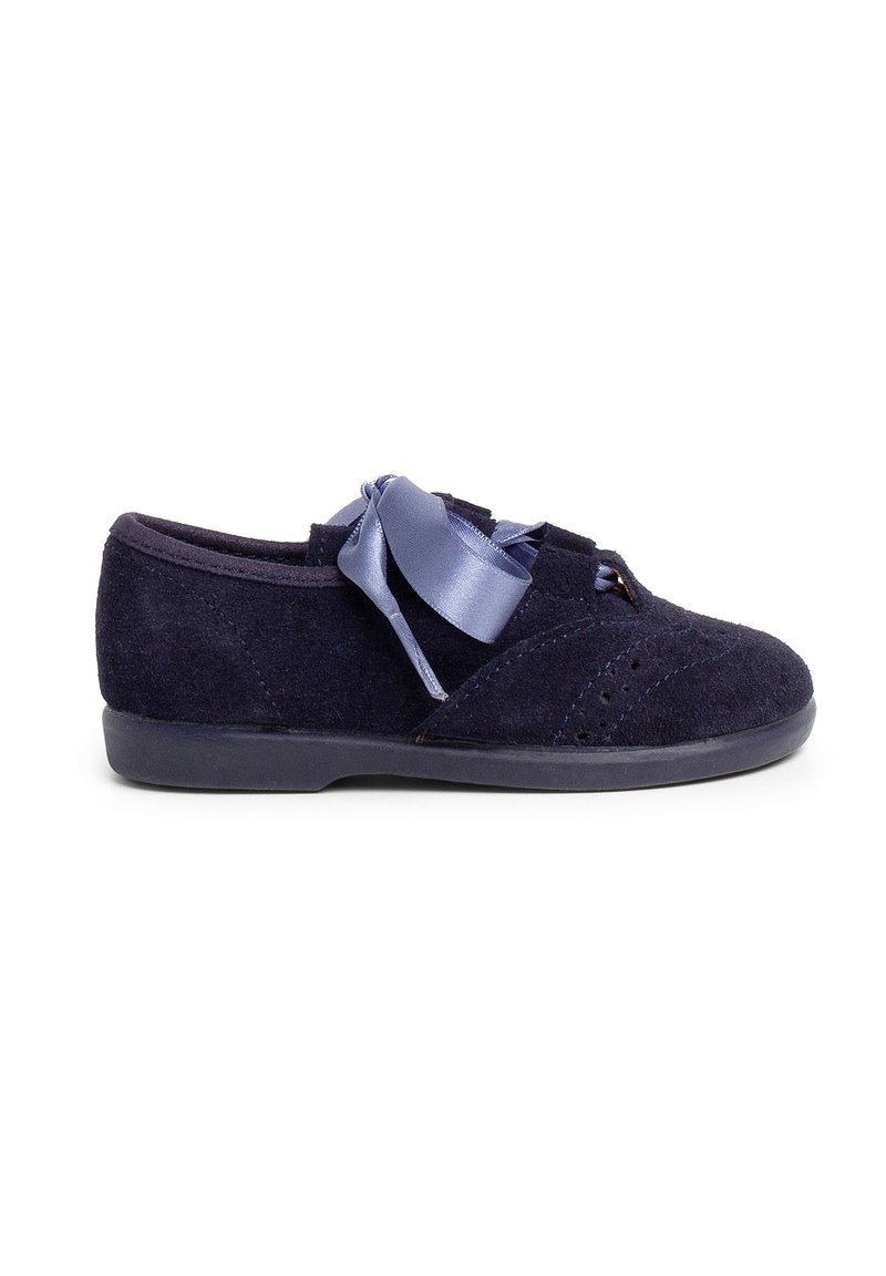 Scarpa in suede blu navy con punta rotonda, caratterizzata da un laccio in raso e dettagli perforati sulla tomaia. Design con suola piatta per un comfort ottimale.